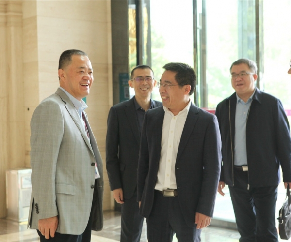 商务部国家茧丝绸协调办公室副司长陈平，，，河池市委常委、副市长杜际鹏莅临调研指导