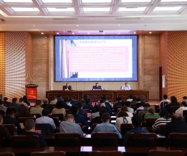 稳扎稳打，，，一连开拓奋进；；；； 思绪立异，，，力争优质生长